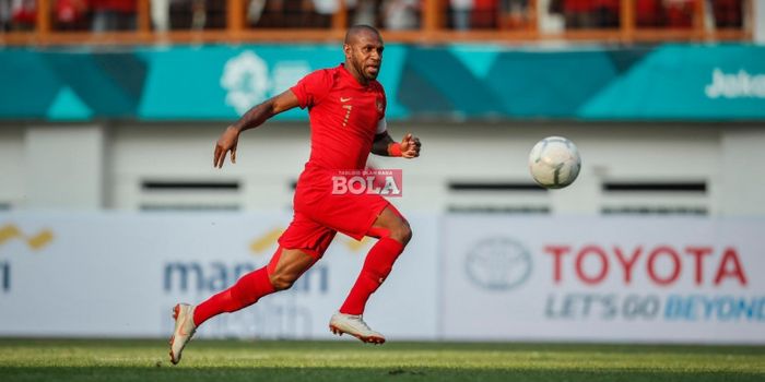 Kapten timnas Indonesia, Boaz Solossa, mengejar bola pada laga persahabatan internasional kontra Mau