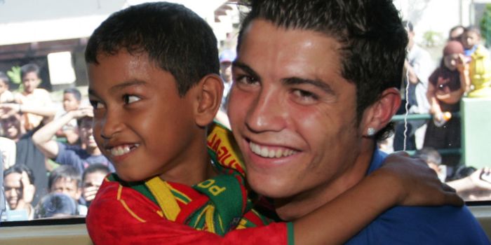 Martunis kecil bersama Cristiano Ronaldo 