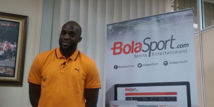 Gelandang Mitra Kukar, Mohamed Sissoko, berbincang dengan wartawan BolaSport pada kunjungan ke kanto