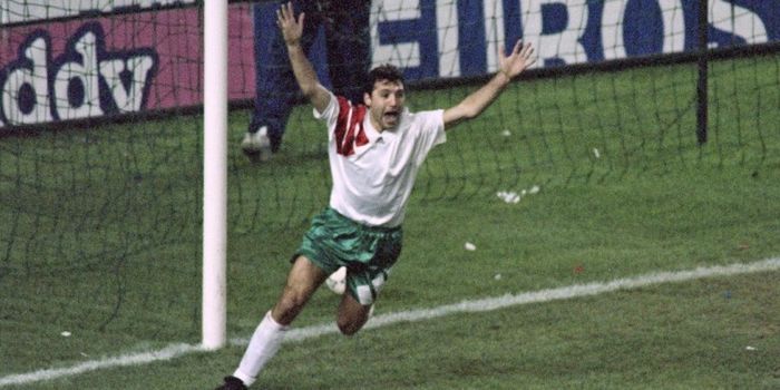 Aksi Hristo Stoichkov dalam pertandingan Kualifikasi Piala Dunia 1994 melawan Prancis di Parc des Pr