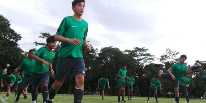 Pemain Indonesia yang bermain di Inggris, Jack Brown (depan), saat mengikuti seleksi timnas U-18 di