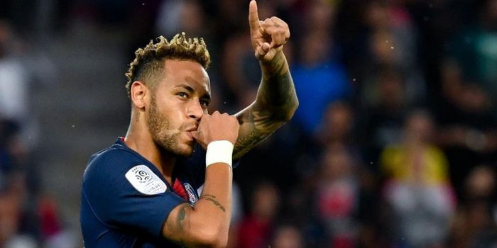 Neymar Jr. melakukan selebrasi setelah mencetak gol Paris Saint-Germain kontra Caen dalam laga Liga 