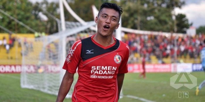 Winger Irsyad Maulana merayakan gol Semen Padang ke gawang Persela Lamongan di Stadion H Agus Salim 