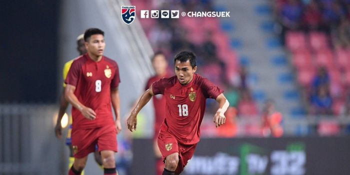  Pemain timnas Thailand, Chanatip Songkrasin, saat bermain melawan timnas Gabon dalam ajang Kings Cu