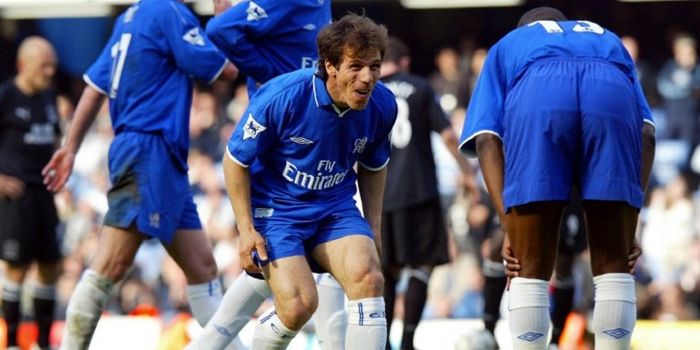 Striker Chelsea asli Italia, Gianfranco Zola (tengah), merayakan gol bersama William Gallas (kanan) 