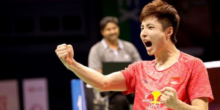  Pebulu tangkis tunggal putra China, Shi Yuqi, melakukan selebrasi seusai memenangi laga final turna