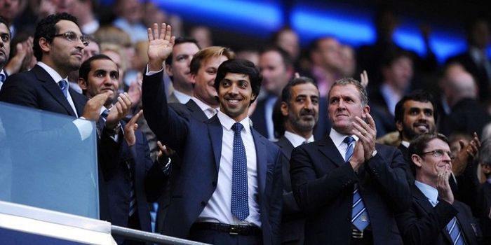 Pemilik City Football Group, Sheikh Mansour bin Zayed Al Nahyan, melambaikan tangannya saat berada d