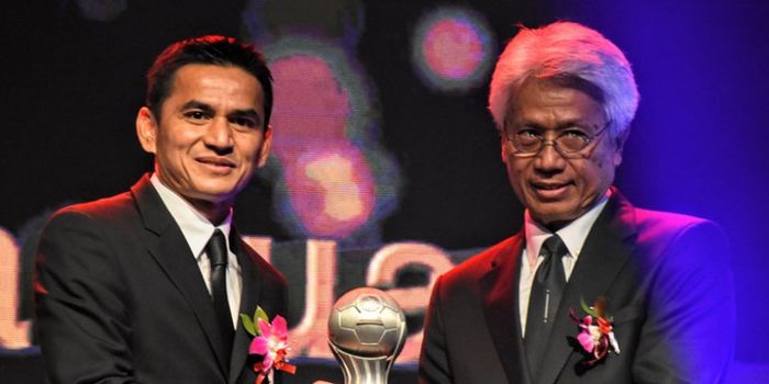 Mantan pelatih timnas Thailand, Kiatisuk Senamuang (kiri) mendapatkan anugerah AFF Award 2017.