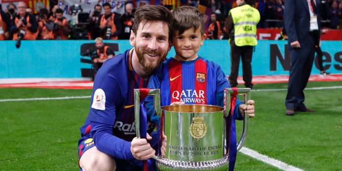 Lionel Messi (kiri) bersama Thiago Messi Roccuzzo