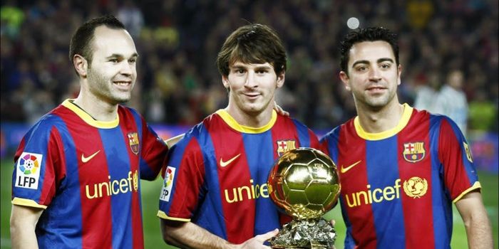    Andres Iniesta dan Xavi Hernandez mengapit rekan setimnya di Barcelona, Lionel Messi, yang meraih