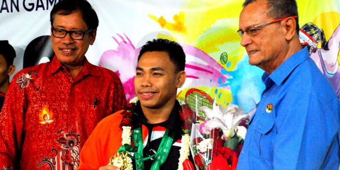 Atlet angkat besi Indonesia, Eko Yuli Irawan, berpose bersama Wakil Ketua PB PABBSI Djoko Pramono da