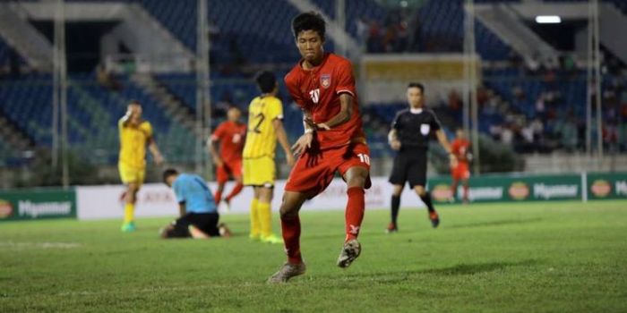 Striker timnas U-19 Myanmar, Win Naing Tun merayakan gol yang dicetaknya ke gawang timnas U-19 Brune