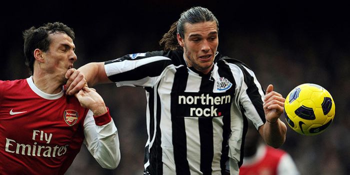 Penyerang Newcastle United, Andy Carroll (kanan), berebut bola dengan pemain Arsenal, Sebastien Squi