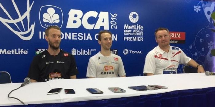 Pemain ganda putra Denmark, Mathias Boe (tengah)/Carsten Mogensen (kiri), berbicara kepada media dal