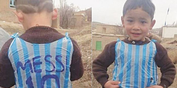 Bocah asal Afghanistan, Murtaza Ahmadi yang memakai kaus dari plastik dengan motif ala jersey timnas