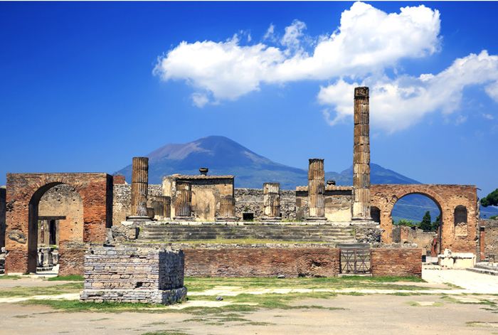 Sisa bangunan di Pompeii yang ditinggalkan oleh penduduk akibat letusan Gunung Vesuvius.