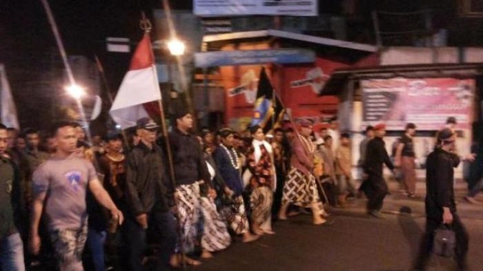 Warga mengikuti ritual Topo Bisu Mubeng Benteng di komplek Keraton Yogyakarta, Sabtu (25/10/2014) di
