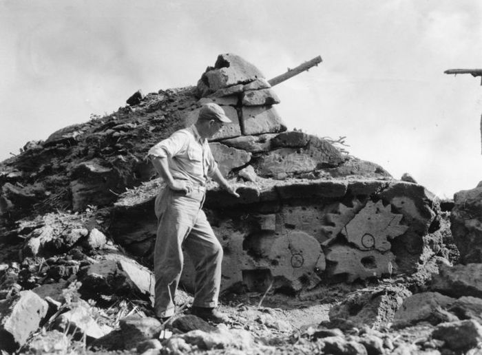 Tank tiruan yang terbuat dari debuan dan pasir gunung berapi ini ditemukan di Iwo Jima.