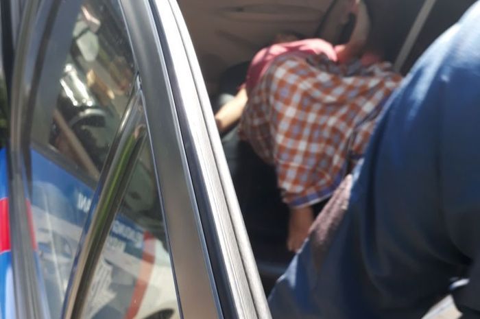 Sriyati dibantu polisi melahirkan di dalam mobil patroli
