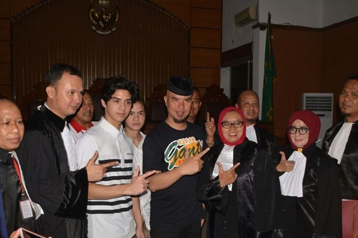 Ahmad Dhani hadiri sidang pengadilan atas tuduhan ucapan penistaan di PN Jakarta.