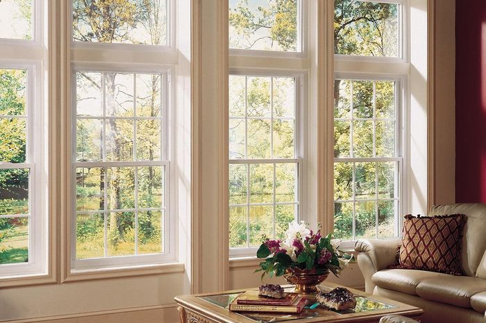 Kaca jendela yang bersih akan membuat rumah tampak lebih cerah