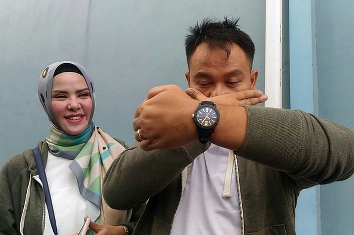 Angel Lelga dan Vicky Prasetyo saat ditemui Grid.ID di kawasan Tendean, Mampang Prapatan, Jakarta Selatan, Rabu (18/4/2018). Vicky memamerkan kado ulang tahun dari istrinya seharga Rp 43 juta.