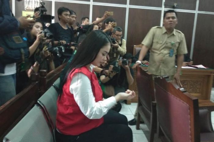 Jennifer Dunn Dikirimi Kue Oleh Pria Separuh Baya di PN Jakarta Selatan