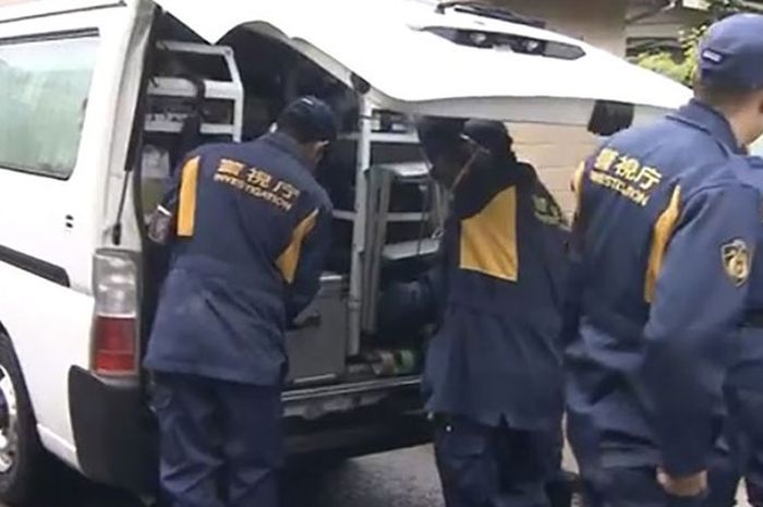 
Polisi yang mengevakuasi mayat