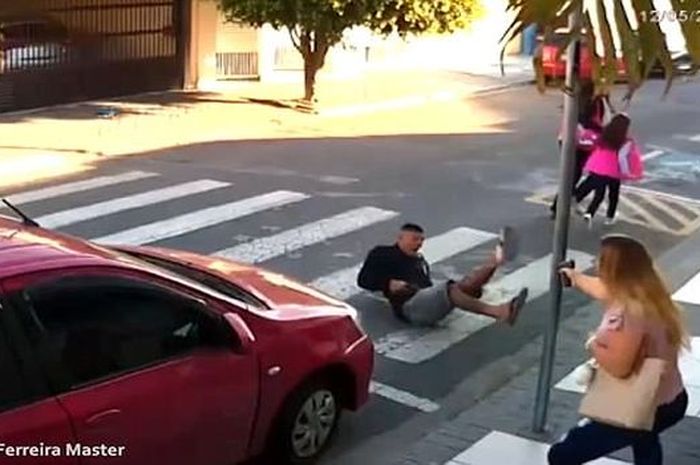 Katia menembak perampok di depan gerbang sekolah anaknya