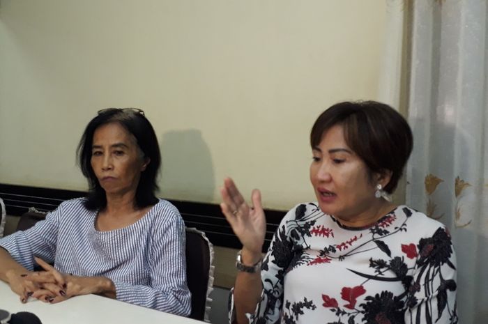 Rianti Halmahera (ibunda Raditya Argobie) dan Noni T. Purwaningsih (kuasa hukum) berambut lebih pendek Sarah/Grid.ID