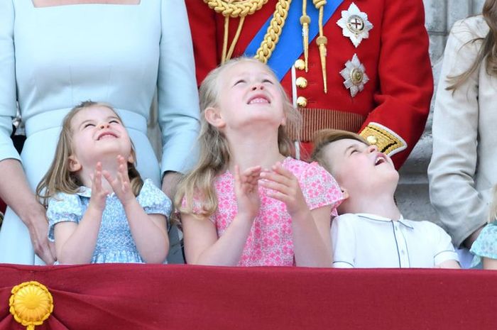 George dan Charlotte tampak berdiri bersama sepupu mereka, Savannah dan Isla Phillips, cucu Putri Anne.