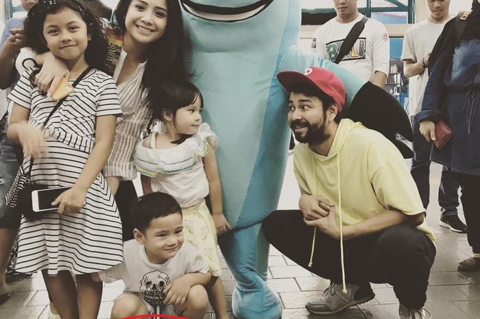 Sepatu Rafathar ternyata sama dengan anak Shah Rukh Khan