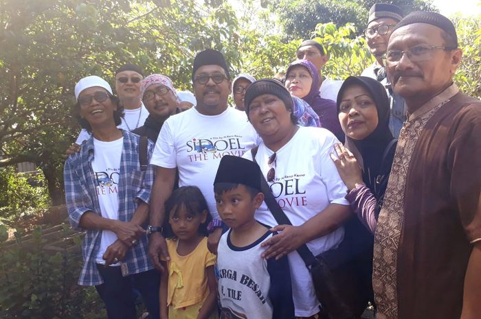 Rano Karno dan pemain Si Doel The Movie ziarah ke makam