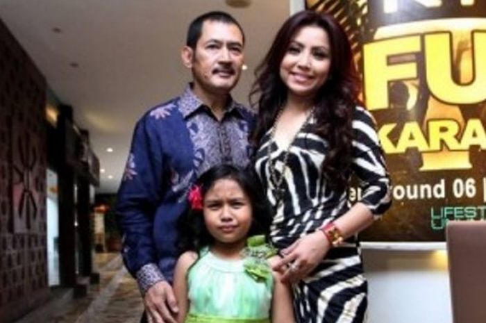 Mayang Sari bersama keluarga