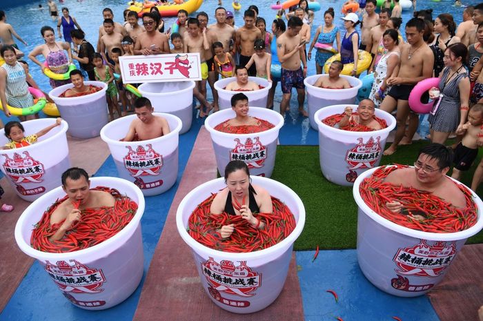 Warga Chongqing berendam dalam air cabai