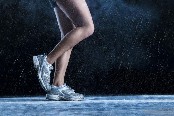 running shoes terkena hujan