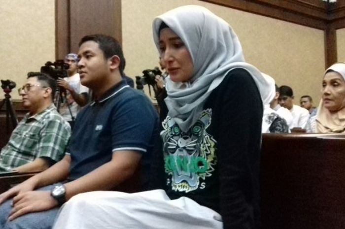 Inneke Koesherawati menangis mendengarkan vonis suaminya di Pengadilan Negeri Tindak Pidana Korupsi,