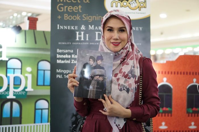 Marini Zumarnis saat ditemui Grid.ID usai meet & greet buku terbarunya berjudul 'Inneke & Marini Journey Hi Darl' di Gramedia City of Moopi, Supermal Karawaci, Tangerang, Banten, Minggu (22/7/2018).