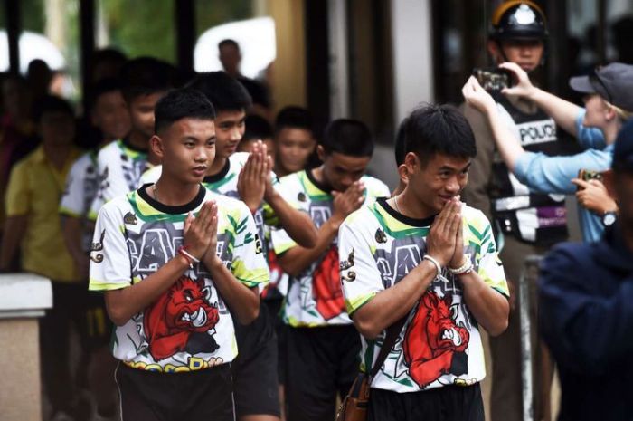 Para pemain sepak bola Thailand yang terjebak di dalam gua akan jadi calon biksu sebelum kembali ke kehidupan normal.