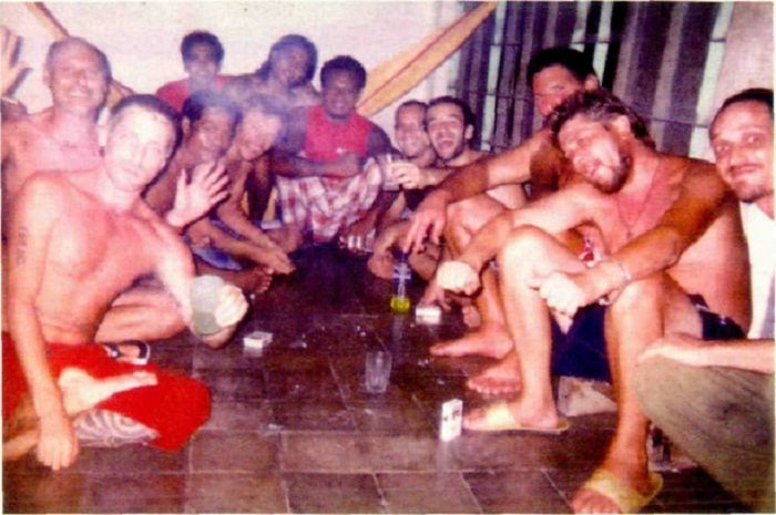Steve Turner (Inggris), Pascal (Prancis), napi lokal, Aris (Belanda), tiga napi lokal, napi Peru, Juri (Italia), Gabriel (AS), Alexei (Rusia), dan Michael Blanc (Prancis).