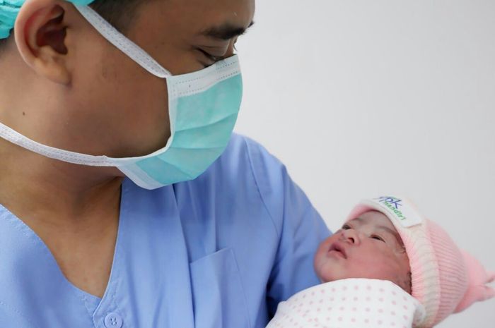 Bobby Nasution menggendong putri pertamanya.