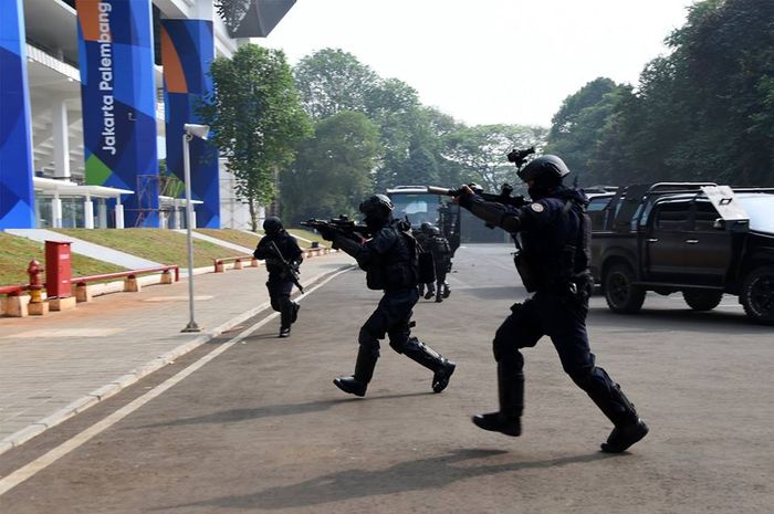 Simulasi pasukan gultor TNI saat laksanakan operasi pembebasan sandera