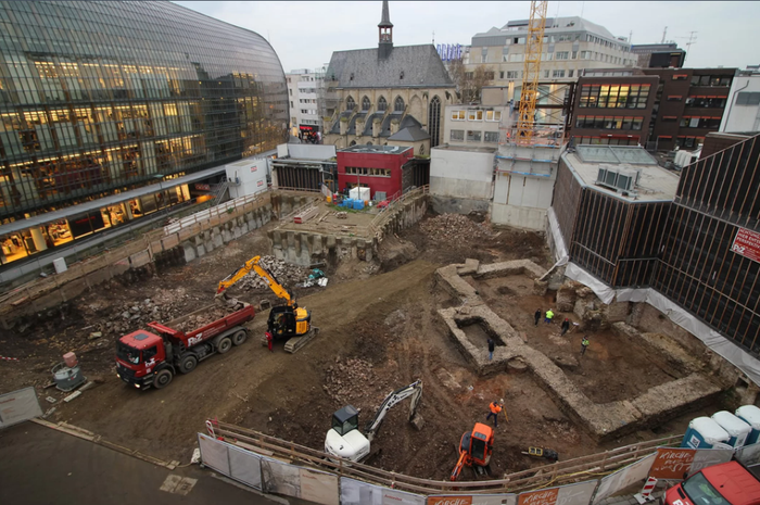 Proses penggalian perpustakaan kuno dari zaman Romawi di Cologne, Jerman.