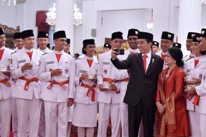 Paskibraka bersama Presiden Jokowi dan ibu negara