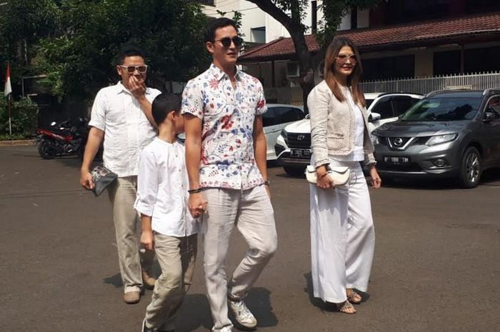 Mike Leisi bersama Tamara Bleszynski dan anaknya di Mesjid Al Ihsan Kebayoran Baru, Jakarta Selatan, Minggu (26/8/2018).