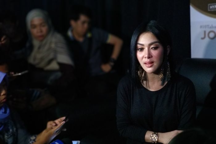 Hasil gambar untuk konser syahrini ganti baju