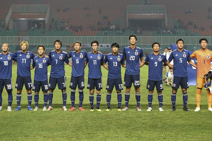  Tim sepak bola Jepang menyanyikan lagu kebangsaan sebelum bertanding melawan tim sepak bola Uni Emi