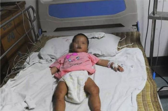 Bayi perempuan berusia 22 bulan bernama Xiaojiao menjalani perawatan usai hilang selama empat hari di wilayah Guangxi, China. 