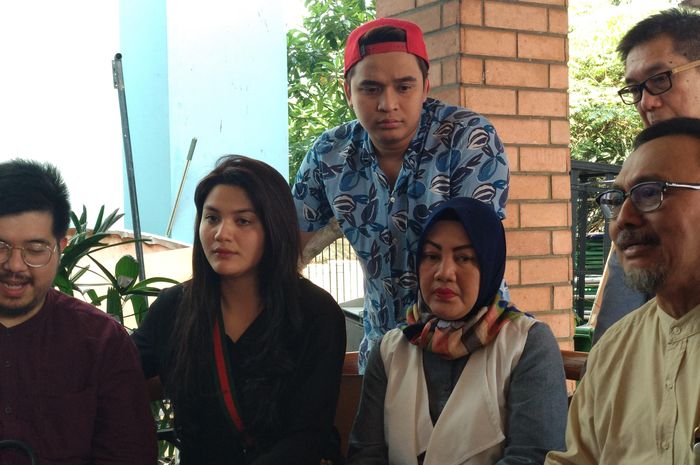 Hilda Vitria Khan bersama Bily Syahputra, dan tim kuasa hukumnya saat Grid.ID temui di kawasan Tendean, Jakarta Selatan, pada Jumat (7/9/2018).