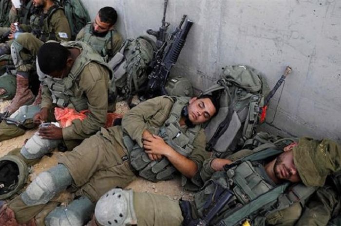 Pasukan Israel berbaring selama latihan militer di pangkalan militer Tzeelim di Israel tengah pada 3 Juli 2018